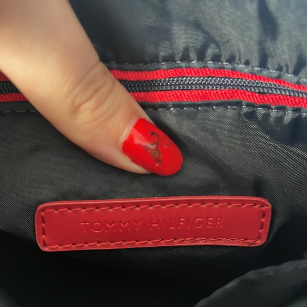 Navy blue Tommy Hillfigure crossbody purse. - Picture 4 of 4